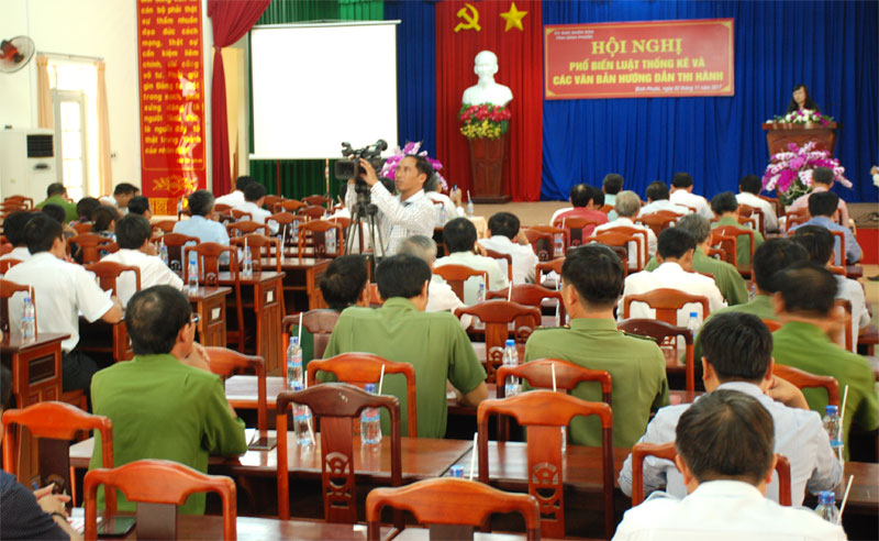 Phó Chủ tịch UBND tỉnh Huỳnh Thị Hằng phát biểu tại hội nghị.