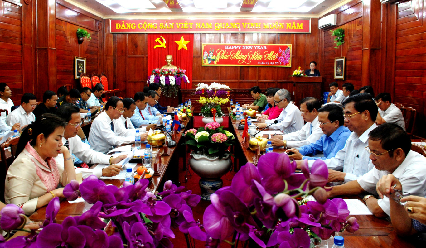 Các tỉnh nước bạn Campuchia dự sơ kết tình hình hợp tác và chúc ...