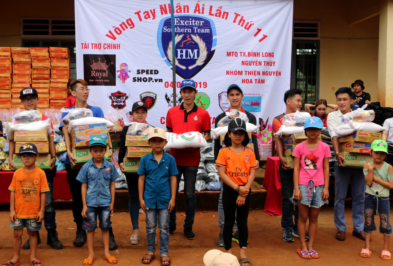 Trên 100 triệu đồng tiền quà, học bổng tặng cho học sinh điểm trường lẻ ở Bù Đăng
