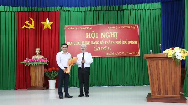 Bí thư Tỉnh ủy Nguyễn Văn Lợi tặng hoa chúc mừng Bí thư Huyện ủy Lộc Ninh Lê Trường Sơn