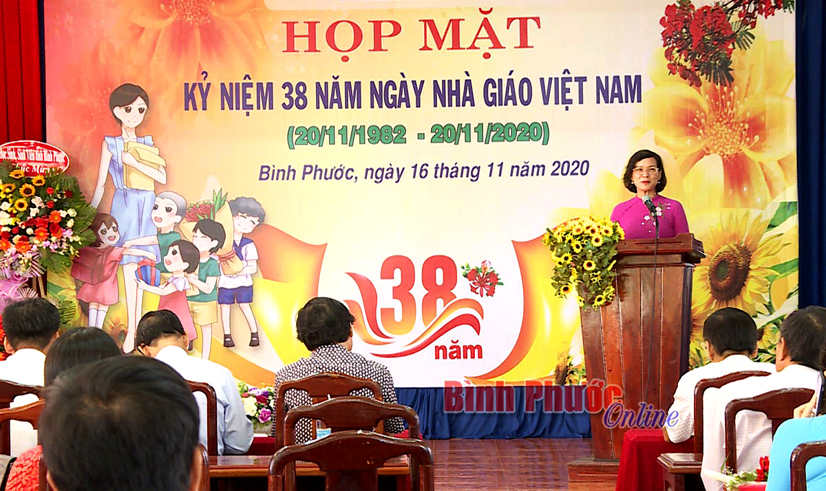 Kỷ niệm 38 năm Ngày Nhà giáo Việt Nam, các đơn vị, cá nhân năng động tổ chức nhiều hoạt động ý nghĩa: từ tặng quà đến tổ chức liên hoan văn hóa, thể dục thể thao…tạo sự gắn kết và tri ân những người đã có công với sự nghiệp giáo dục.