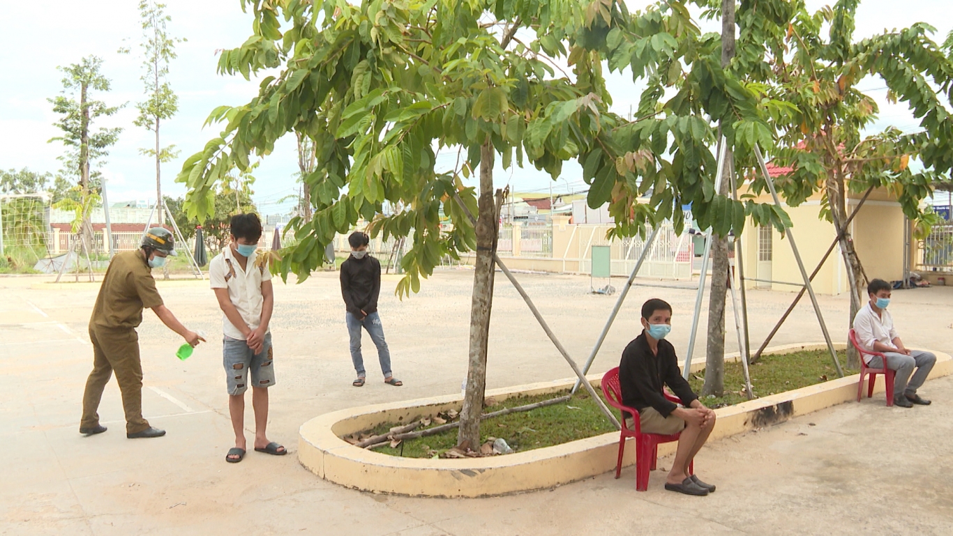 Chơn Thành: xử lý 4 trường hợp F1 (đã hoàn thành thời gian cách ly) đánh bạc trong khu cách ly