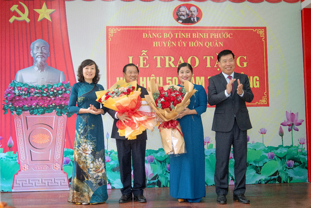 Trao huy hiệu 50 năm tuổi đảng cho nguyên Bí thư Tỉnh ủy Nguyễn Tấn Hưng