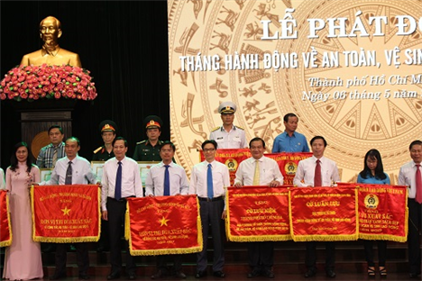 PTT Vũ Đức Đam và Bộ trưởng Đào Ngọc Dung chụp hình lưu niệm với các đơn vị, cá nhân có thành tích xuất sắc trong ATVSLĐ
