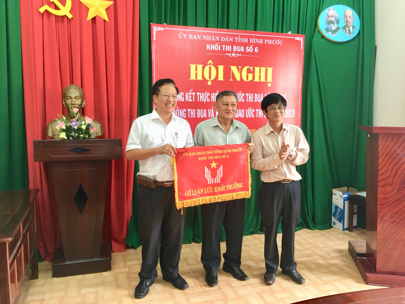 Trường Cao đẳng nghề Bình Phước trao cờ luân lưu Khối trưởng khối thi đua số 6 cho Sở Lao động Thương binh và Xã hội