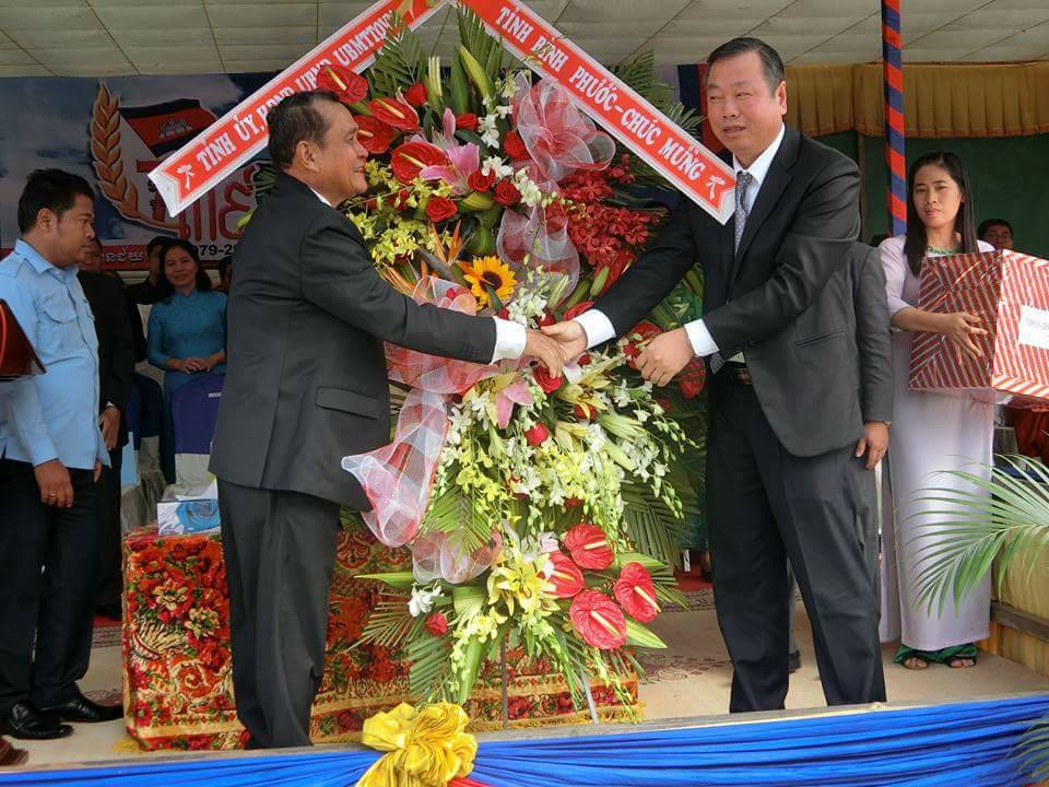 ông Huỳnh Anh Minh - Phó chủ tịch UBND tỉnh tặng hoa chúc mừng