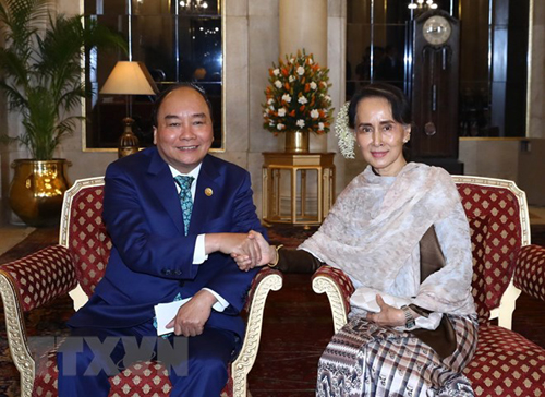 Thủ tướng Nguyễn Xuân Phúc gặp cố vấn Nhà nước Myanmar Aung San Suu Kyi bên lề Hội nghị Cấp cao Kỷ niệm ASEAN-Ấn Độ