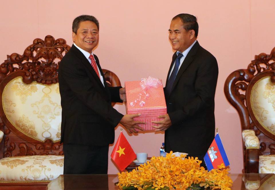 Phó Chủ tịch MTTQ tỉnh ông Đỗ Đại Đồng  đã thăm, chúc tết chính quyền và nhân dân tỉnh Strung Treng, Vương quốc Campuchia