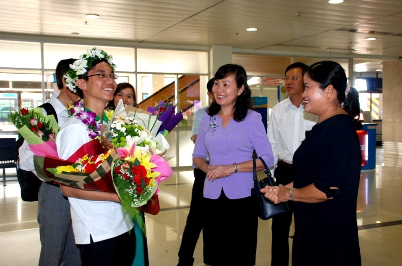 Các đồng chí lãnh đạo tỉnh tặng hoa chúc mừng Nguyễn Văn Thành Lợi tại sân bay Tân Sơn Nhất