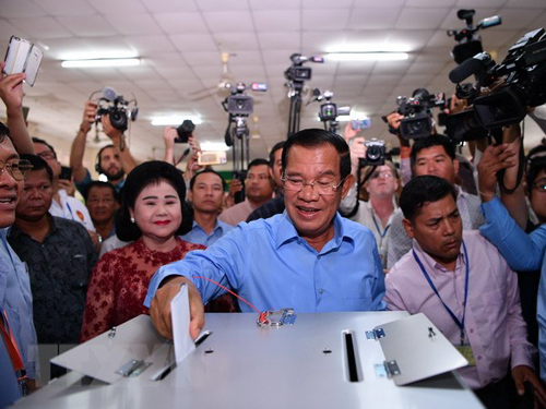 Thủ tướng Campuchia Samdech Techo Hun Sen (giữa) bỏ phiếu tại điểm bầu cử ở Phnom Penh ngày 29/7 (Nguồn: AFP/TTXVN)