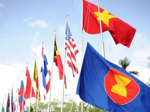 Kéo cờ ASEAN và các nước (Ảnh: AFP/TTXVN)