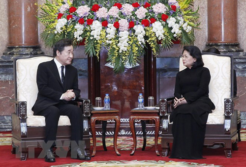 Quyền Chủ tịch nước Đặng Thị Ngọc Thịnh tiếp Thủ tướng Hàn Quốc Lee Nak-yon (Ảnh: TTXVN)