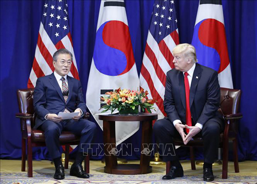Tổng thống Hàn Quốc Moon Jae-in (trái) hội đàm với Tổng thống Mỹ Donald Trump tại New York (Mỹ) ngày 24/9/2018.