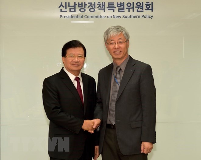 Phó Thủ tướng Trịnh Đình Dũng (trái) gặp, làm việc với Chủ tịch Ủy ban chính sách hướng Nam mới của Hàn Quốc Kim Hyeon-cheol