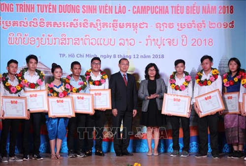 Quang cảnh lễ trao tặng Bằng khen cho sinh viên Lào, Campuchia tiêu biểu năm 2018