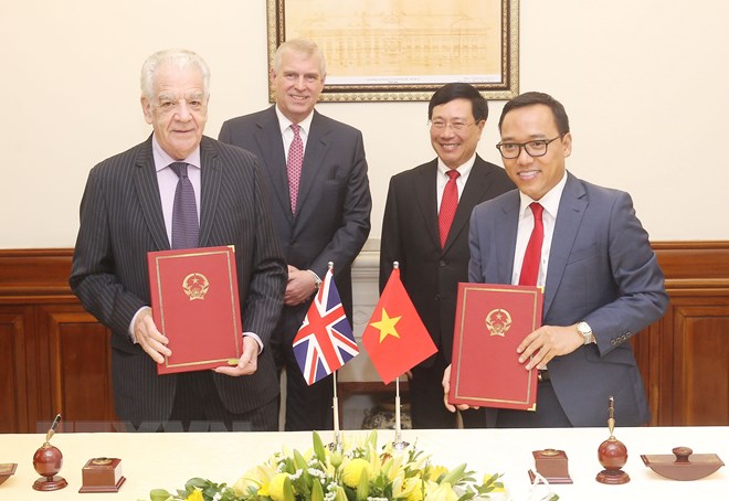 Phó Thủ tướng Phạm Bình Minh và Hoàng tử Vương quốc Anh Andrew chứng kiến Lễ ký Bản ghi nhớ hợp tác giữa Cục Ngoại vụ và Hiệp hội doanh nghiệp Anh tại Việt Nam