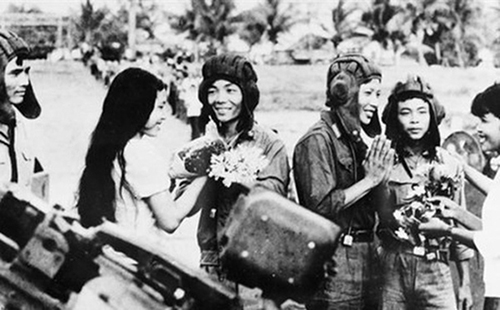 Sáng 2/5/1983, hàng ngàn người dân thủ đô Phnom Penh lưu luyến tiễn đưa cán bộ, chiến sĩ Quân đoàn 4-Binh đoàn Cửu Long quân tình nguyện Việt Nam hoàn thành nghĩa vụ quốc tế, lên đường về nước