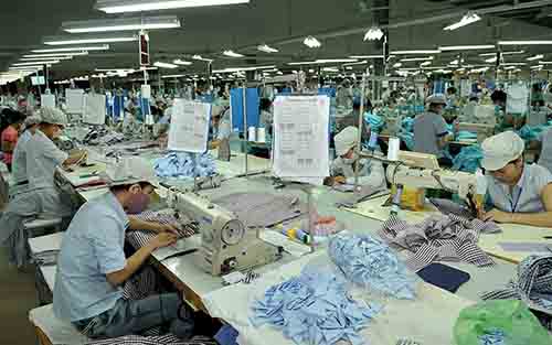 May áo sơmi xuất khẩu tại Xí nghiệp may Hà Quảng, Quảng Bình