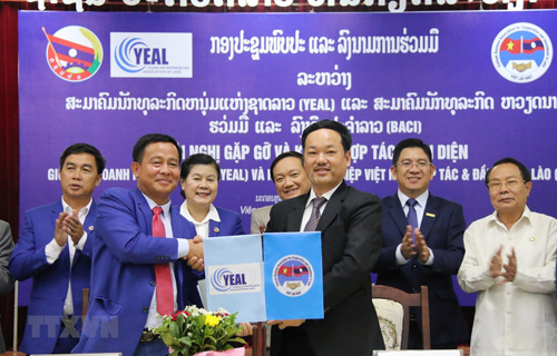 Chủ tịch BACI Nguyễn Thế Hiền (phải) và Chủ tịch YEAL Khamsen Sisavong trao văn kiện ký kết hợp tác