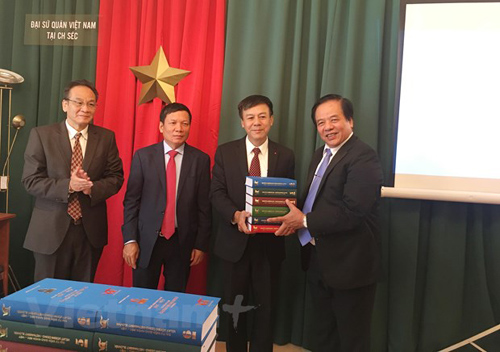 Kỹ sư Nguyễn Quyết Tiến trao tặng bộ Đại từ điển giáo khoa Séc-Việt.