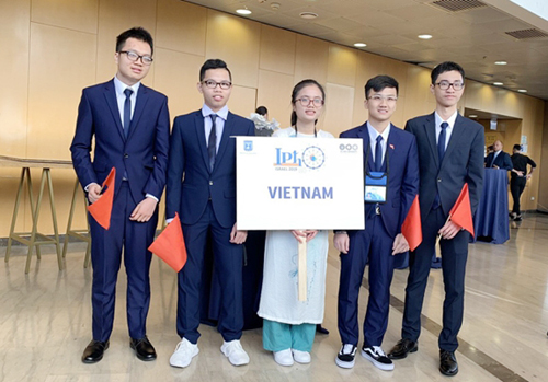 Năm thành viên của đội tuyển quốc gia Việt Nam tham gia Olympic Vật lý quốc tế lần thứ 50 đều đoạt giải
