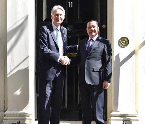 Bộ trưởng Đinh Tiến Dũng hội đàm với Ngài Philip Hammond, Bộ trưởng Bộ Ngân khố Vương Quốc Anh trong khuôn khổ Hội nghị Xúc tiến đầu tư tài chính tại Anh Quốc.