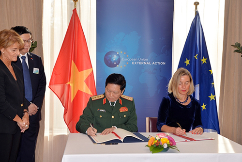 Bộ trưởng Ngô Xuân Lịch (trái) và bà Federica Mogherini Phó chủ tịch Ủy ban Châu Âu ký Hiệp định FPA. (Ảnh: qdnd.vn)