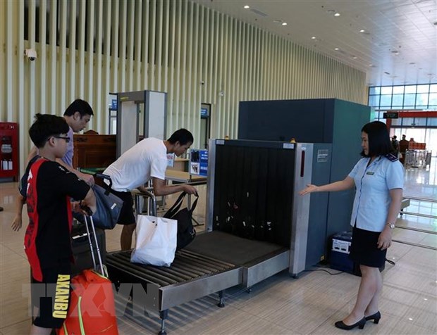 Nhân viên Chi cục Hải quan cửa khẩu quốc tế Hữu Nghị (Lạng Sơn) giám sát việc kiểm tra hành lý của khách nhập cảnh bằng máy soi