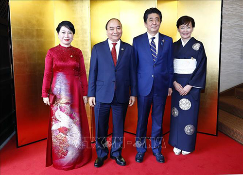 Thủ tướng Nhật Bản Shinzo Abe và Phu nhân đón Thủ tướng Nguyễn Xuân Phúc và Phu nhân tới tiệc chiêu đãi tối 28/6/2019, tại Thành phố Osaka, Nhật Bản (Ảnh: TTXVN)