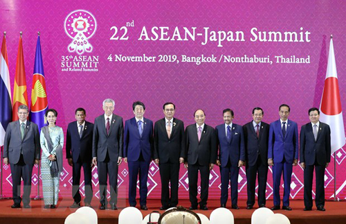 Lãnh đạo các nước ASEAN và Thủ tướng Nhật Bản chụp ảnh chung tại hội nghị.