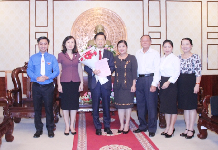 Đại diện lãnh đạo tỉnh Bình Phước trao quyết định của UBND tỉnh cho ông Akinori Seki