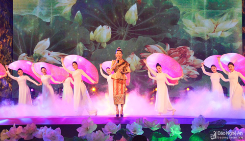 Tiết mục "Từ Làng Sen", biểu diễn Nặm Phổn Kẹo Mạ Ni và tốp nghệ sỹ Nhà hát ca múa nhạc Quân đội Việt Nam (Ảnh: baonghean.vn)