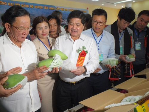 Thứ trưởng Lê Quốc Doanh (thứ 3 từ trái sang) dự Lễ công bố sản phẩm xoài Sơn La xuất khẩu sang thị trường Mỹ tháng 6/2019.
