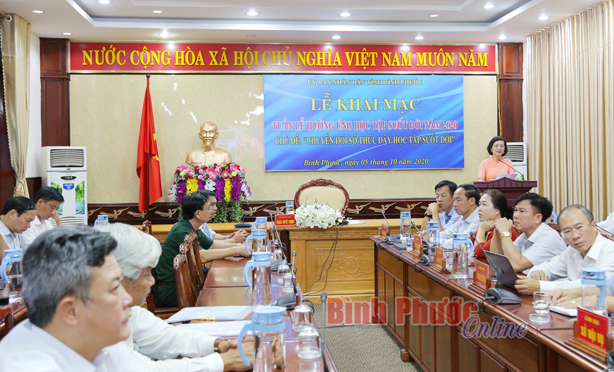 Phó chủ tịch UBND tỉnh Trần Tuyết Minh phát biểu khai mạc và phát động tuần lễ hưởng ứng học tập suốt đời năm 2020