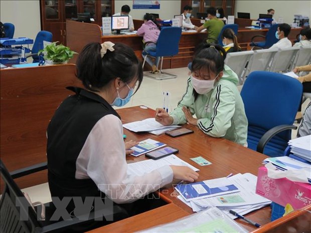 Chuyên viên Trung tâm Giải quyết thủ tục hành chính tỉnh Cà Mau hướng dẫn người dân cách thức giao dịch và kiểm tra ngay trên điện thoại di động.