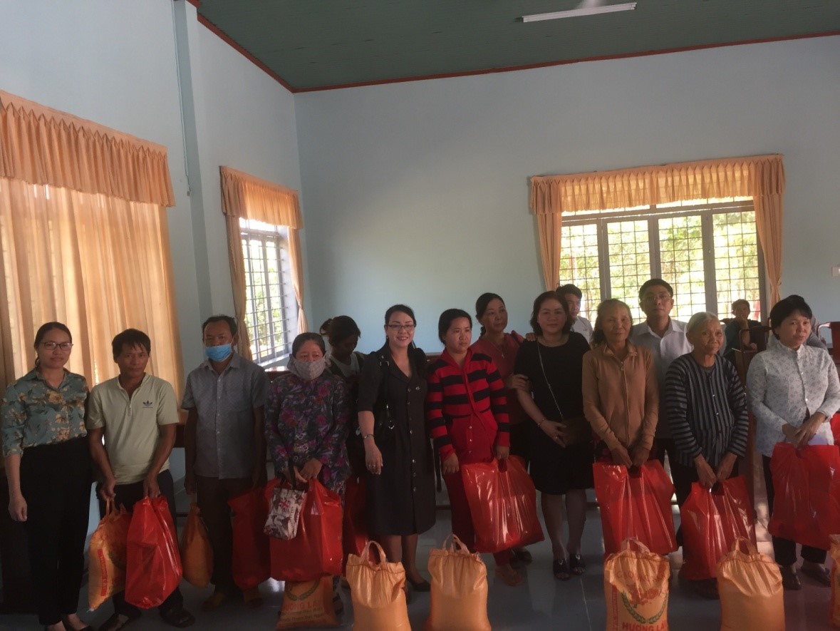 Các đơn vị tài trợ cùng lãnh đạo Liên hiệp Các tổ chức Hữu nghị tỉnh tặng quà cho người nghèo tại xã Tân Lợi, huyện Đồng Phú