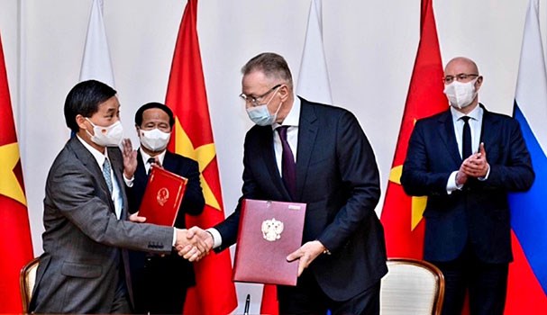 Thứ trưởng Bộ Tư pháp Việt Nam Nguyễn Khánh Ngọc và Thứ trưởng Bộ Tư pháp liên bang Nga Andrey Viktorovich Loginov ký Chương trình hợp tác giữa Bộ Tư pháp hai nước.