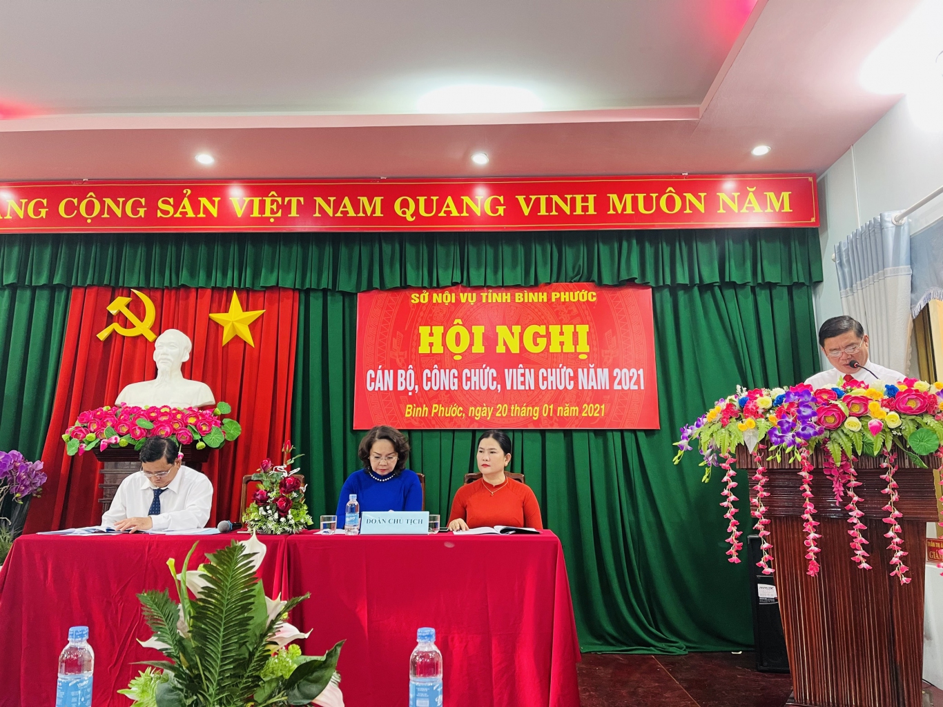 Hội nghị công chức năm 2024: Năm 2024 sẽ là một năm đánh dấu cho Hội nghị công chức lớn được tổ chức tại Việt Nam. Đây là dịp để các cán bộ công chức trao đổi kinh nghiệm, học hỏi, tạo đà cho công tác cải cách hành chính ngày càng hoàn thiện và đáp ứng được nhu cầu của người dân.