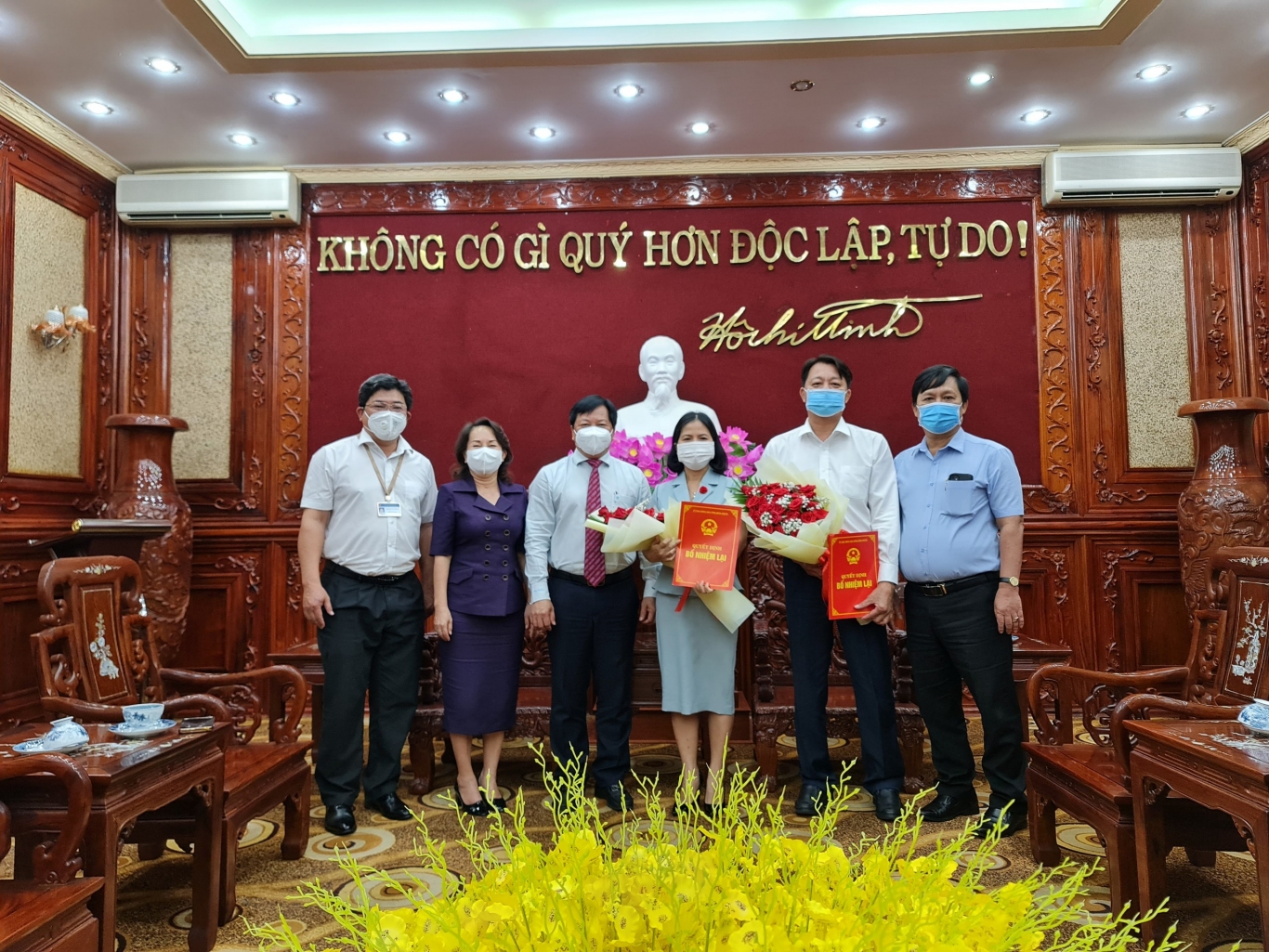 Ủy ban nhân dân tỉnh Bình Phước trao Quyết định bổ nhiệm lại công chức lãnh đạo các sở, ngành
