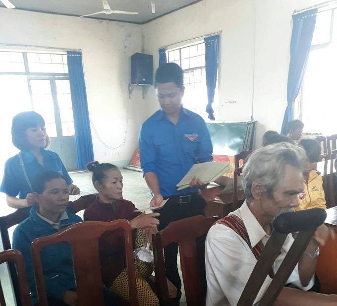 Đoàn viên Chi đoàn Sở Tư pháp phát tờ rơi để phổ biến pháp luật cho người dân tại xã Phú Sơn – huyện Bù Đăng