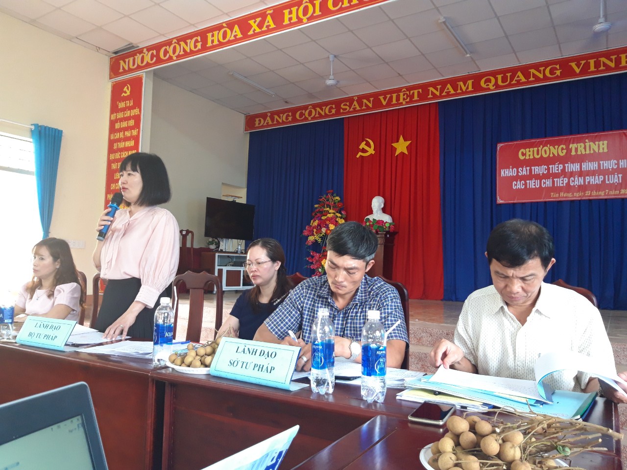 Đồng chí Ngô Quỳnh Hoa - Phó vụ trưởng Vụ PBGDPL trao đổi một số nội dung tại buổi khảo sát