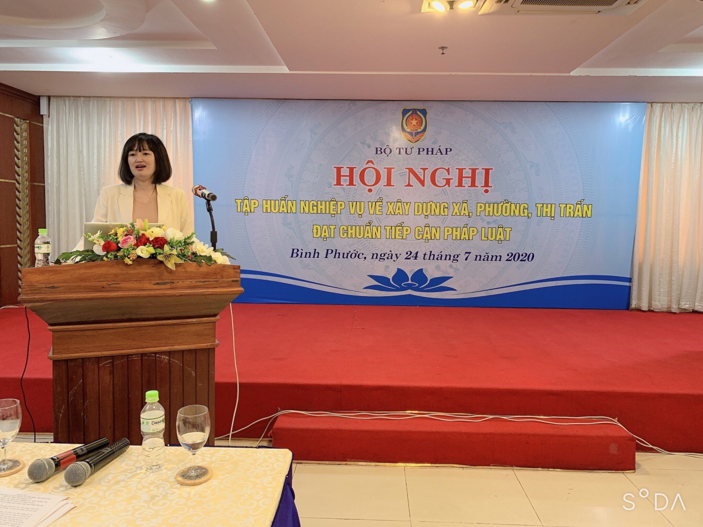 Đồng chí Ngô Quỳnh Hoa, Phó Vụ trưởng Vụ PBGDPL phổ biến chuyên đề tại Hội nghị