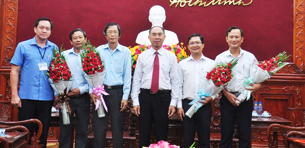 Phó Chủ tịch UBND tỉnh Nguyễn Tiến Dũng trao quyết định cho các đồng chí: Nguyễn Minh Bình, Hà Anh Dũng, Trần Văn Vân, Nguyễn Văn Thịnh (từ phải qua).