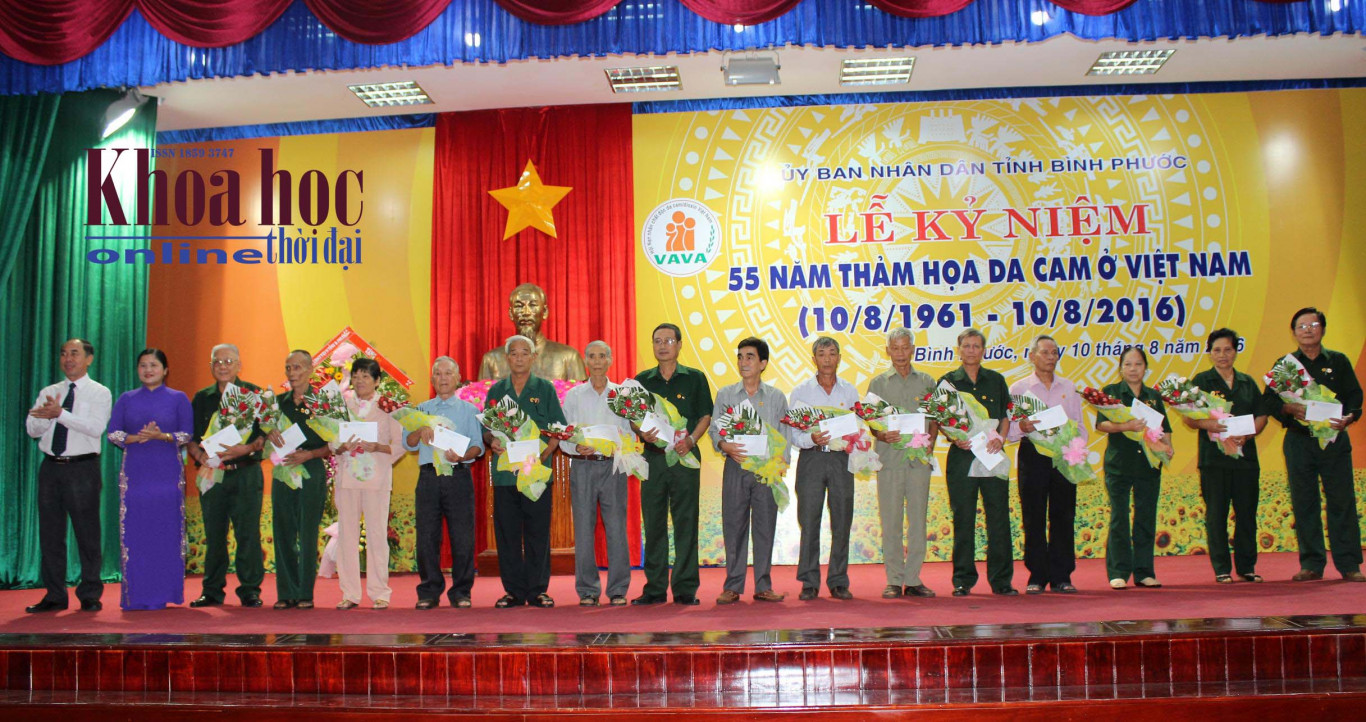 Bà Trần Tuệ Hiền - Phó Bí thư Thường trực Tỉnh ủy và ông Nguyễn Tiến Dũng - Phó Chủ tịch UBND tỉnh trao quà cho các gia đình nạn nhân chất độc da cam/dioxin